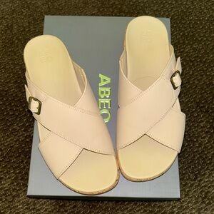NWOT Abeo sandal. Solstice cross slide with metatarsal pad 9.5 . Sand